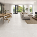 Botticelli Bianco 100 x 100 cm natuursteenlook vloertegel in moderne woonkamer